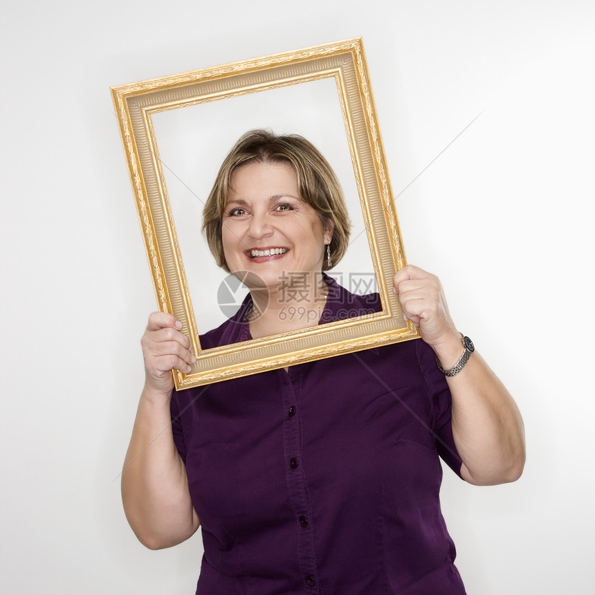 女人的肖像微笑框架妇女女士观众镜框女性中年眼神概念图片