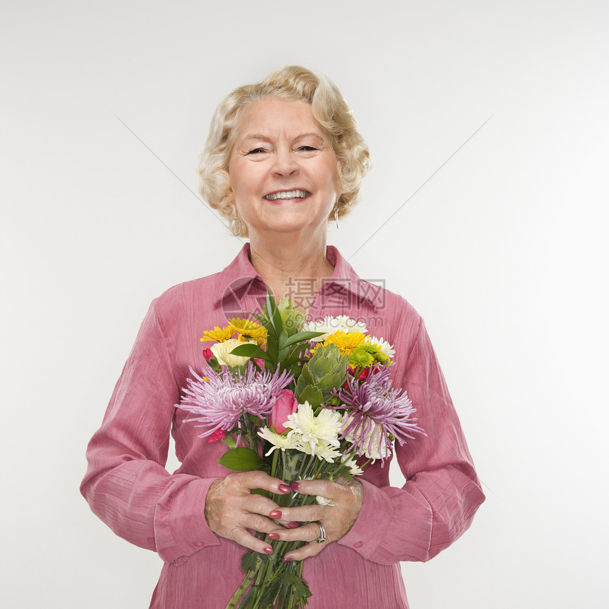 女人拿着花束观众成人微笑花朵眼神女性女士图片