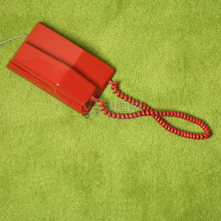 电话在地板上红色小地毯技术地毯绿色乡愁静物图片