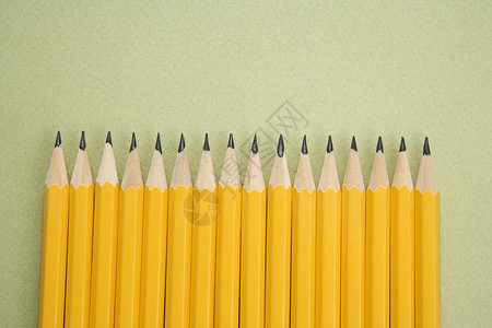 一排铅笔连铅笔都排成一排教育物体用品办公用品办公室学校黄色学习工作文具背景