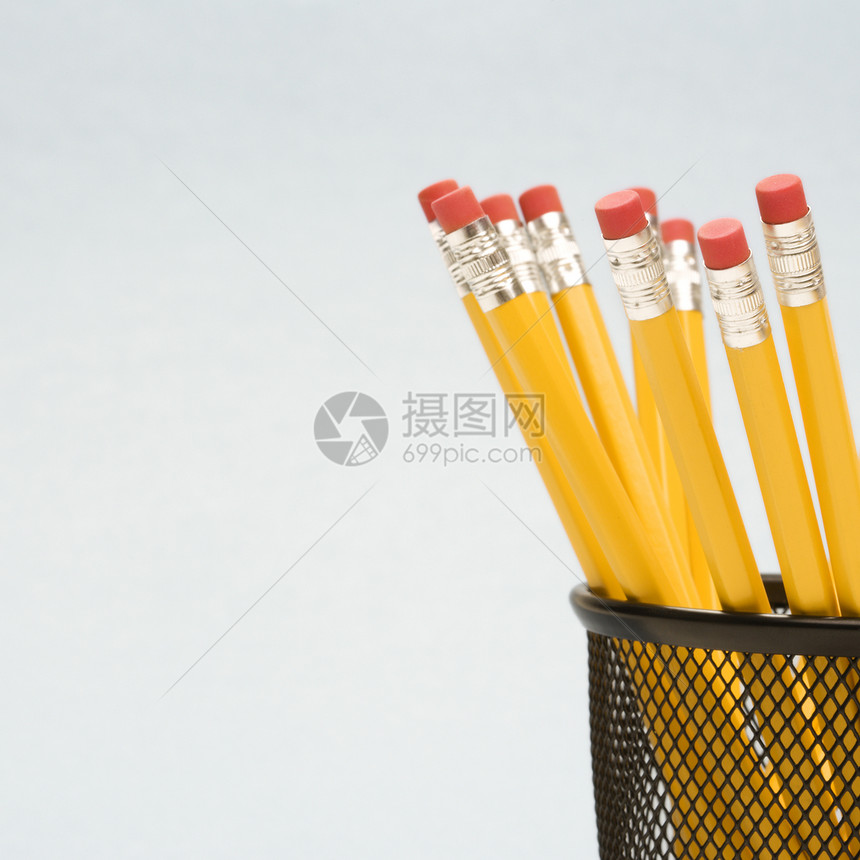 手持的铅笔橡皮擦办公用品工作学校商业正方形学习橡皮用品黄色图片