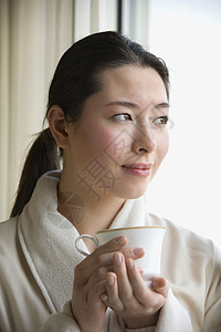 女人喝咖啡饮料衣服奢华长袍闲暇咖啡家居服浴衣黑发长发背景图片