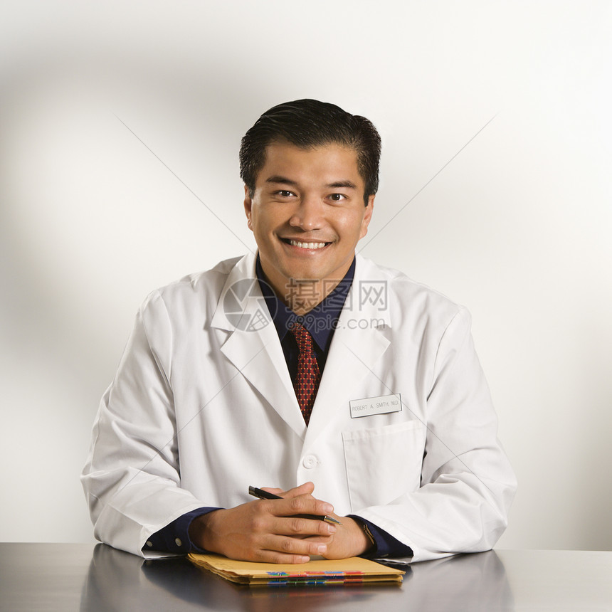 在办公室的医生文书中年人商业男性微笑图表桌子卫生实验眼神图片