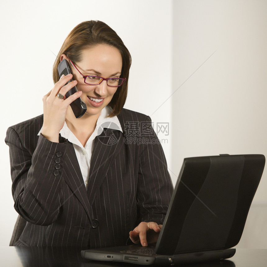 有笔记本电脑的女商务人士女士女性互联网中年人商业微笑桌子黑发商务工作图片