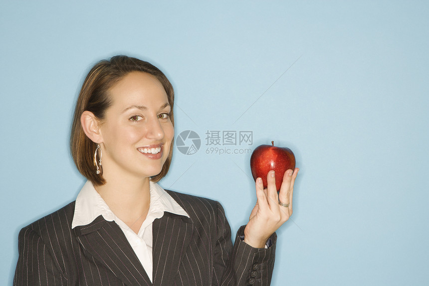 女商务人士拿着苹果图片