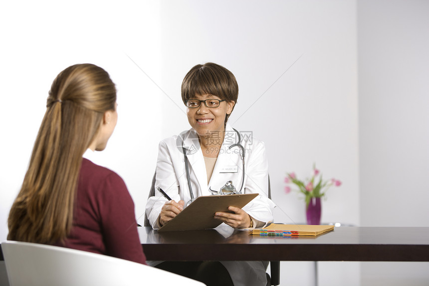 医生和病人女性药品中年讨论写作女士水平医师中年人职业图片