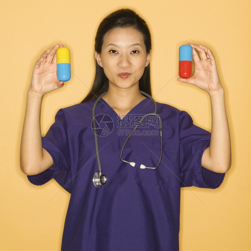 医生和药丸药物中年人助理医师药片药品女性概念华人健康图片