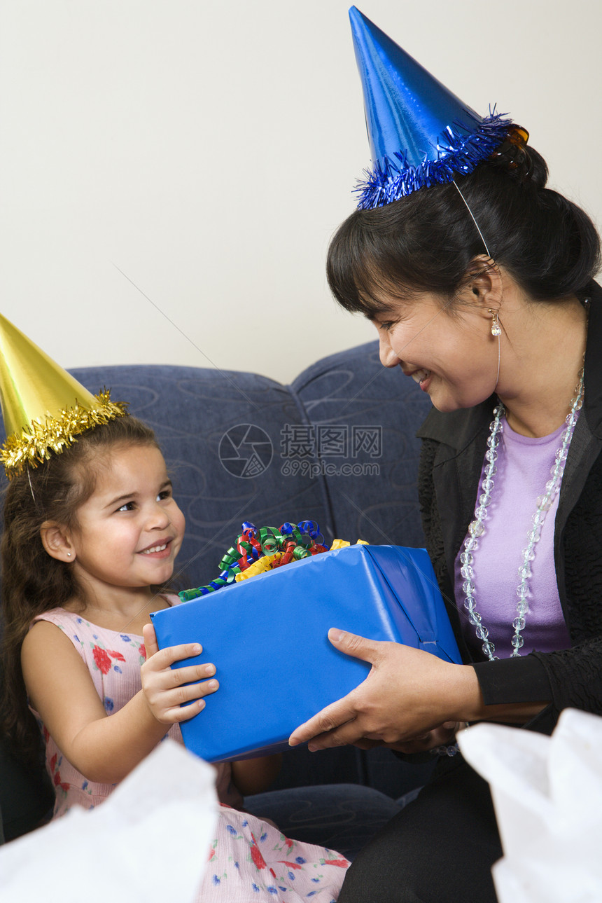 家庭庆祝生日孩子帽子场合女儿庆典宾人海关中年群人礼物图片