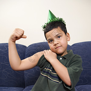 男孩伸展手臂肌肉背景图片