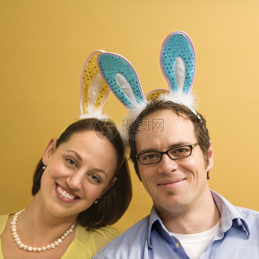 穿着兔子耳朵的情侣观众微笑女士女性男性两个人眼镜中年人男人黑发图片