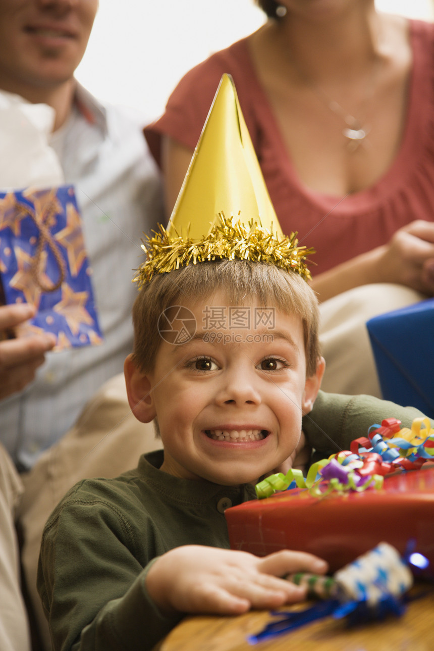 生日派对上的男孩男生眼神男性热情表情礼物女性帽子母亲家庭图片