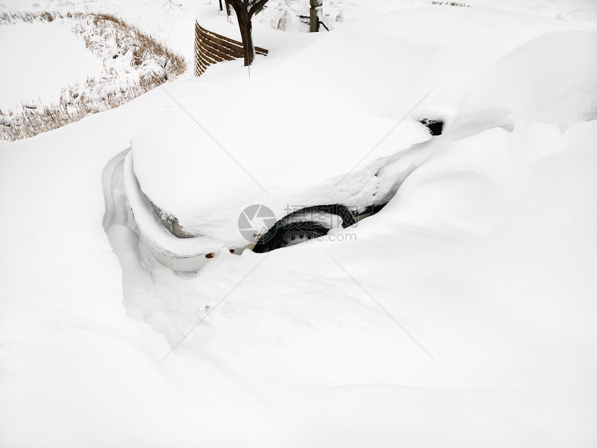 车被埋在雪中图片
