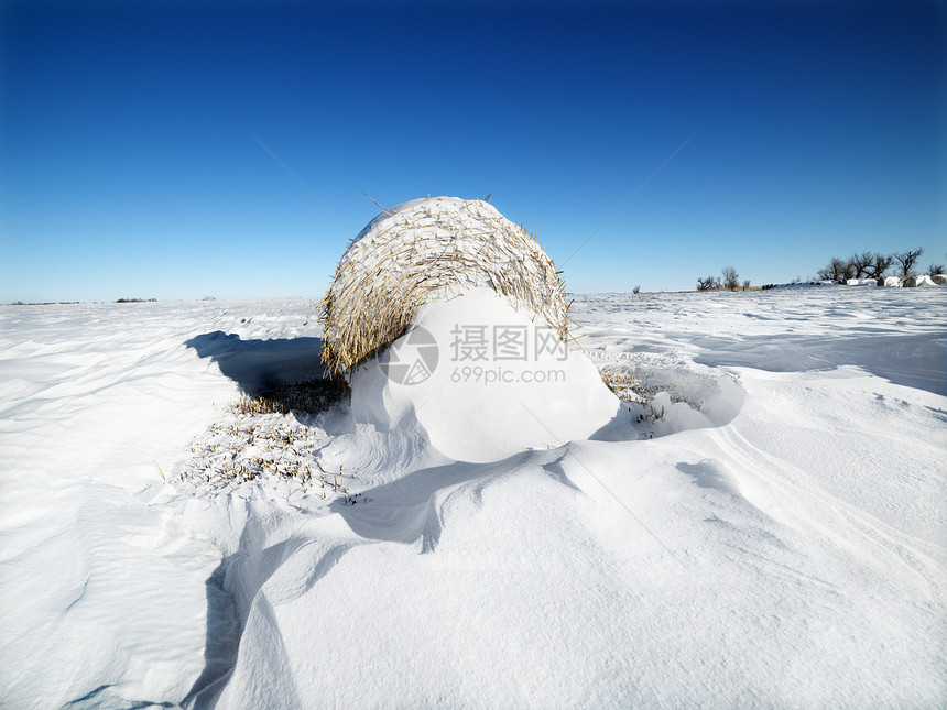 海白雪雪中农场风景蓝色水平季节性干草地平线暴风雪天空正方形图片