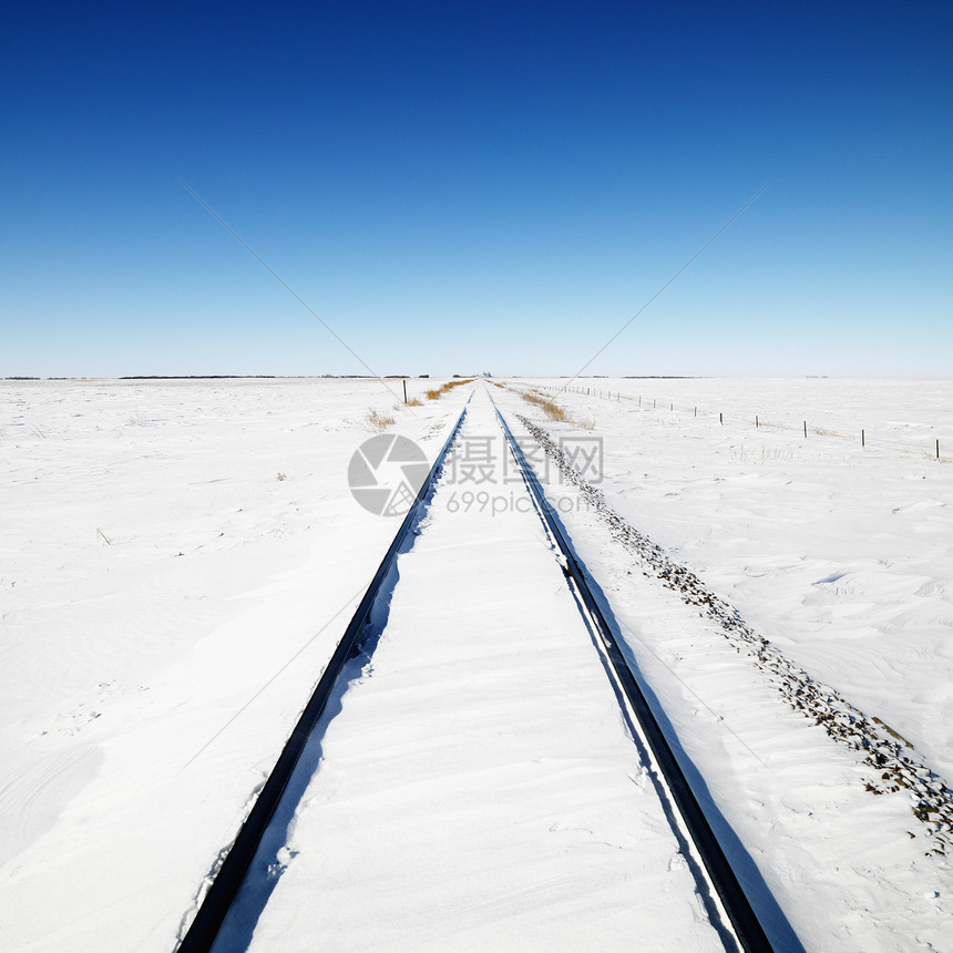 雪覆盖了铁路轨迹图片
