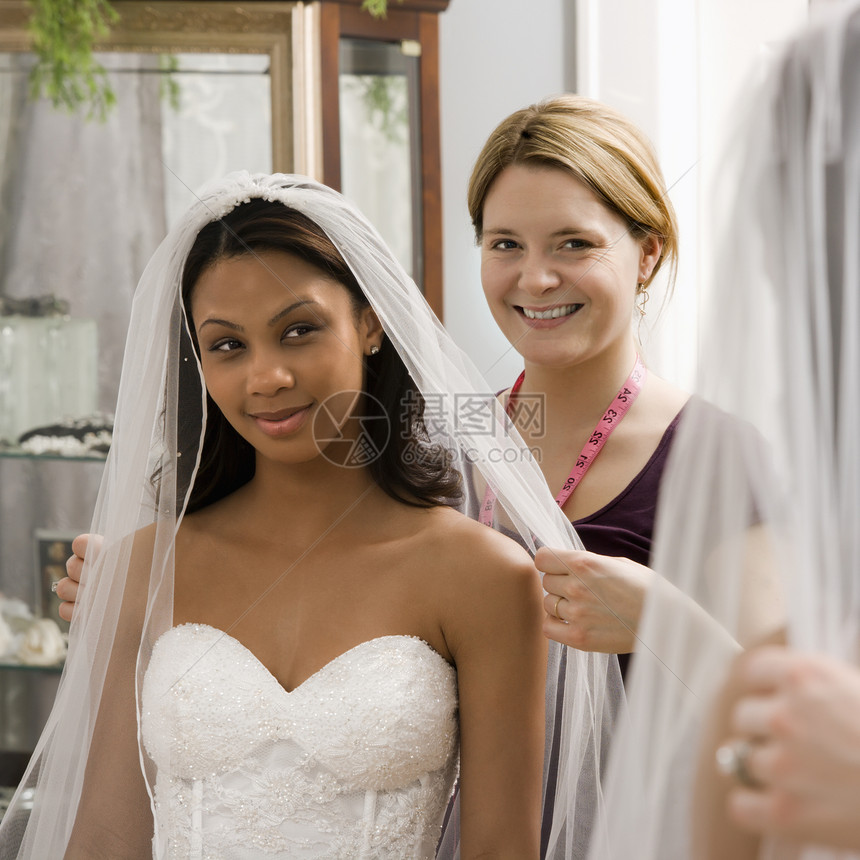 女裁缝帮助新娘商业女士婚纱女性售货员照片生意营业员裁缝零售图片