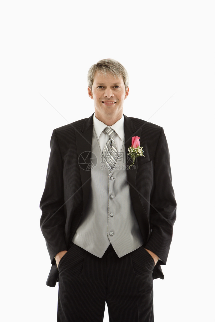 穿礼服的Groom男性胸花婚姻婚礼玫瑰丈夫男人燕尾服眼神图片