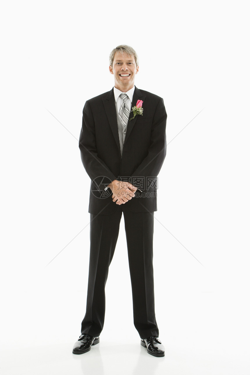 穿礼服的Groom男人丈夫燕尾服胸花婚姻玫瑰眼神男性婚礼图片