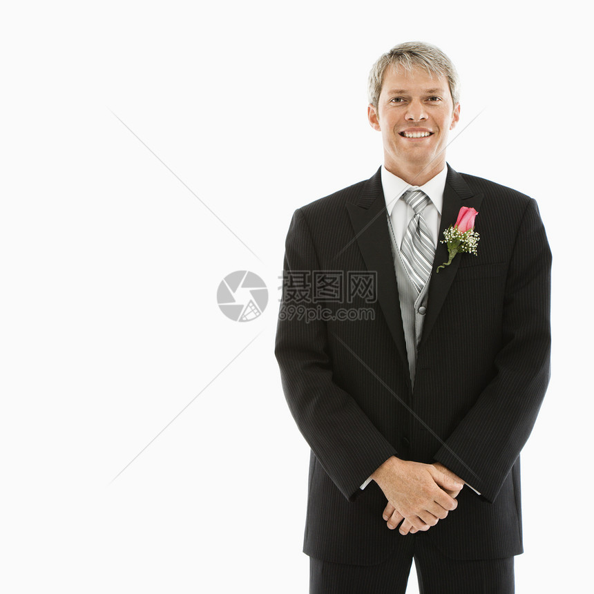 穿礼服的Groom婚礼婚姻胸花眼神燕尾服男性玫瑰男人正方形丈夫图片
