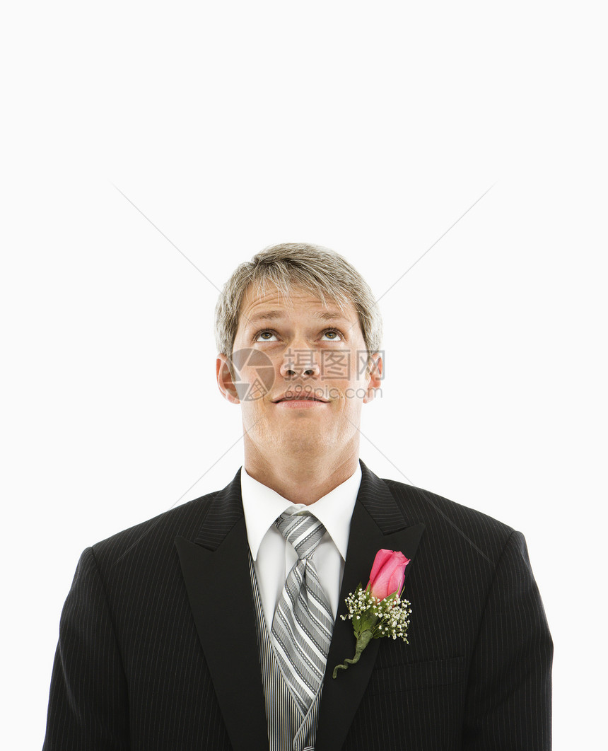 穿礼服的Groom男人丈夫婚礼男性胸花婚姻玫瑰燕尾服图片