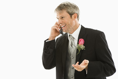 讲手机的Groom电话水平燕尾服婚礼丈夫婚姻男性男人背景图片