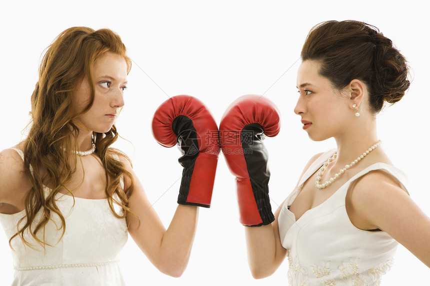 带拳击手套的新娘斗争婚礼概念妻子婚姻水平运动图片