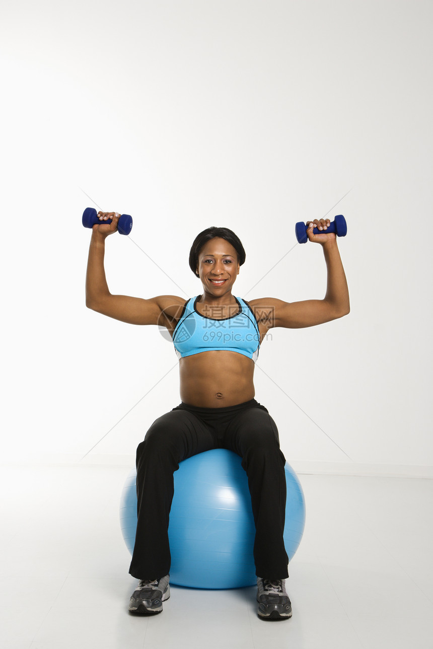 坚强的女人腹部娱乐运动身体素质瑜伽成人力量肌肉文胸二头肌图片