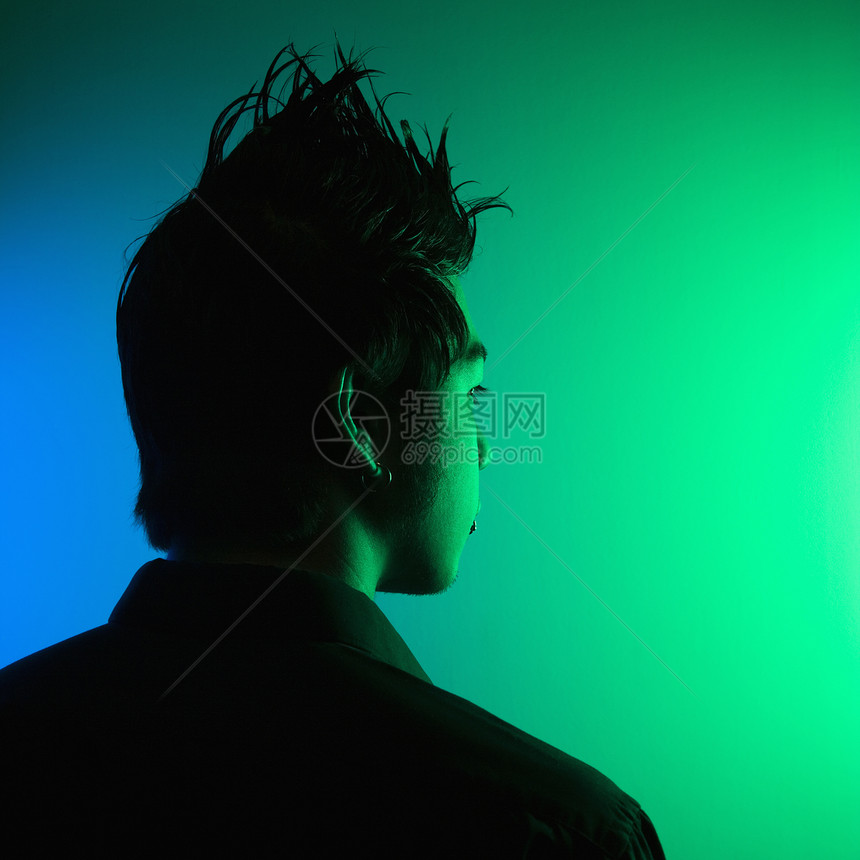 长着头发的年轻人男子正方形成年男性冲孔绿色工作室发型图片