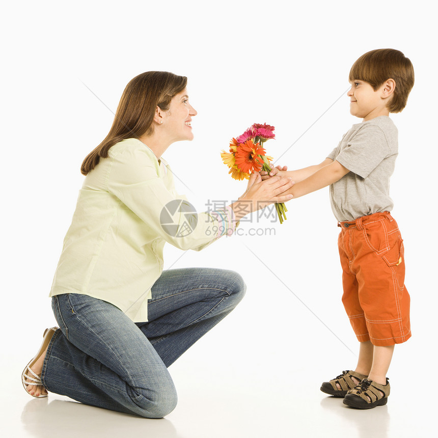 男孩给母亲送花图片