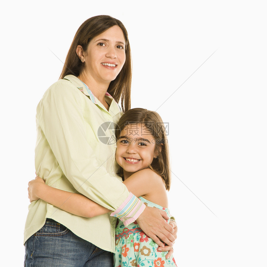 母亲和女儿拥抱妈妈父母中年眼神女性正方形工作室女孩两个人微笑图片