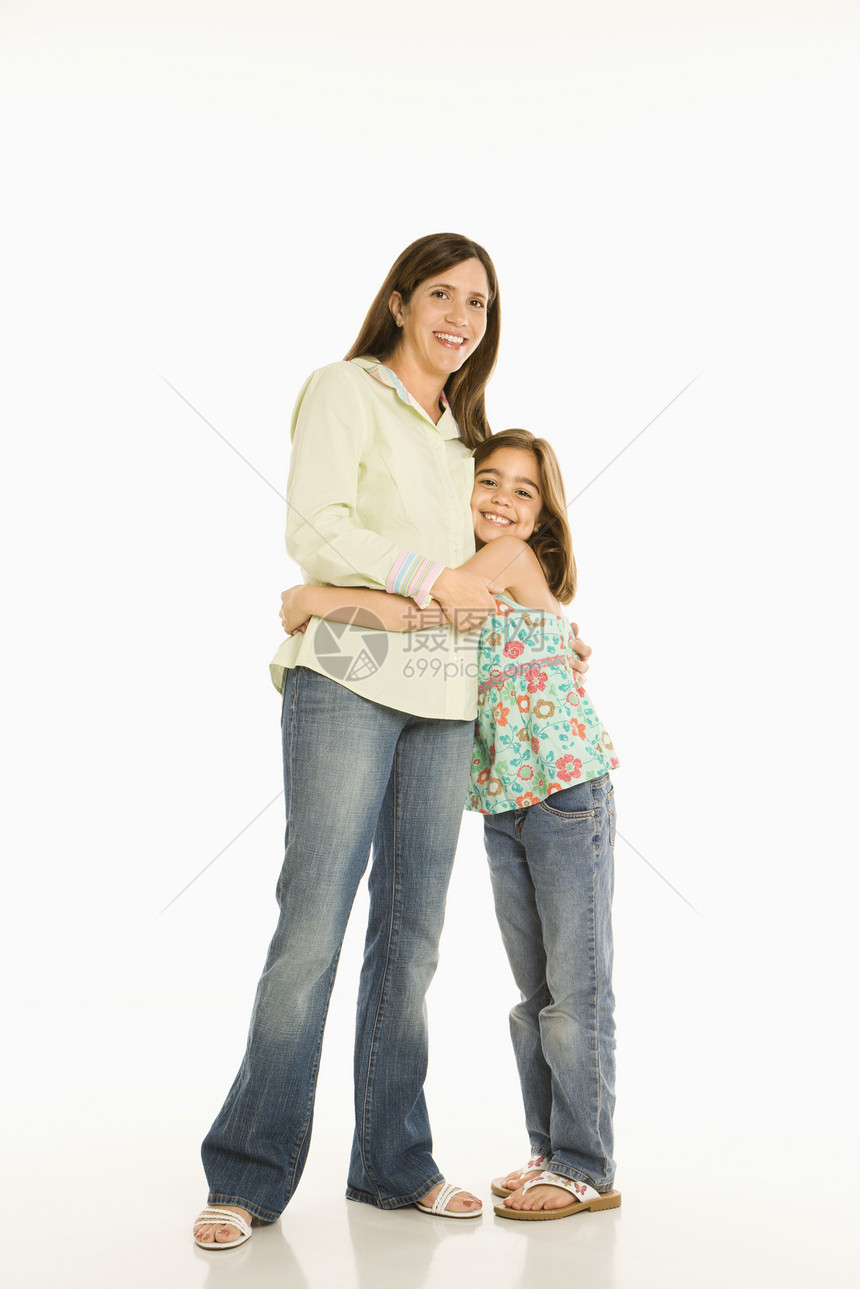 母亲和女儿孩子父母工作室妈妈拥抱两个人中年女性女孩图片