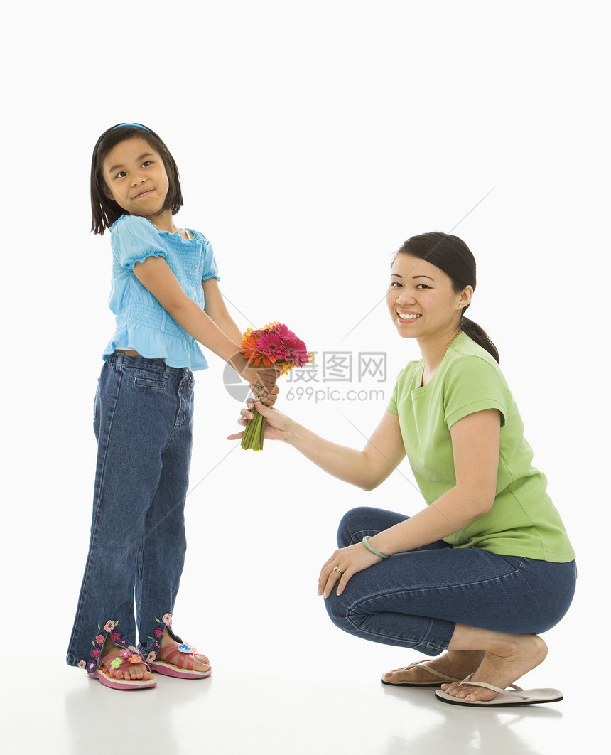 女儿给母亲送花花束礼物中年父母家庭两个人孩子工作室妈妈女性图片