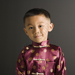 穿传统服装的亚洲男孩男性男生孩子衣服工作室民族服饰正装眼神正方形背景图片