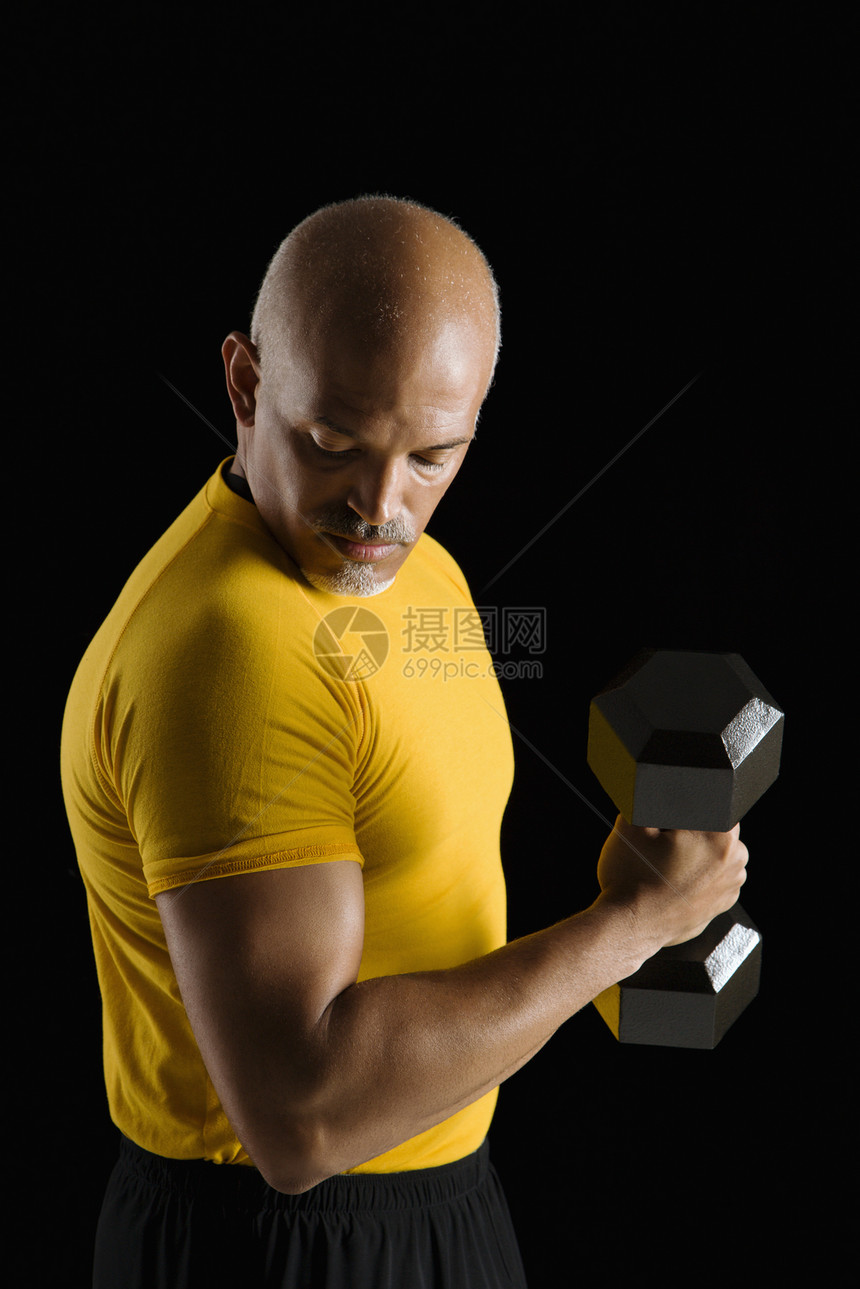男人用哑铃锻炼中年人男性娱乐设备男子照片身体素质中年卷发举重图片