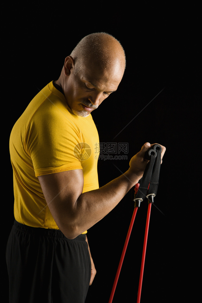 使用锻炼设备的人娱乐照片中年人男性力量弹力男人男子身体素质运动服图片
