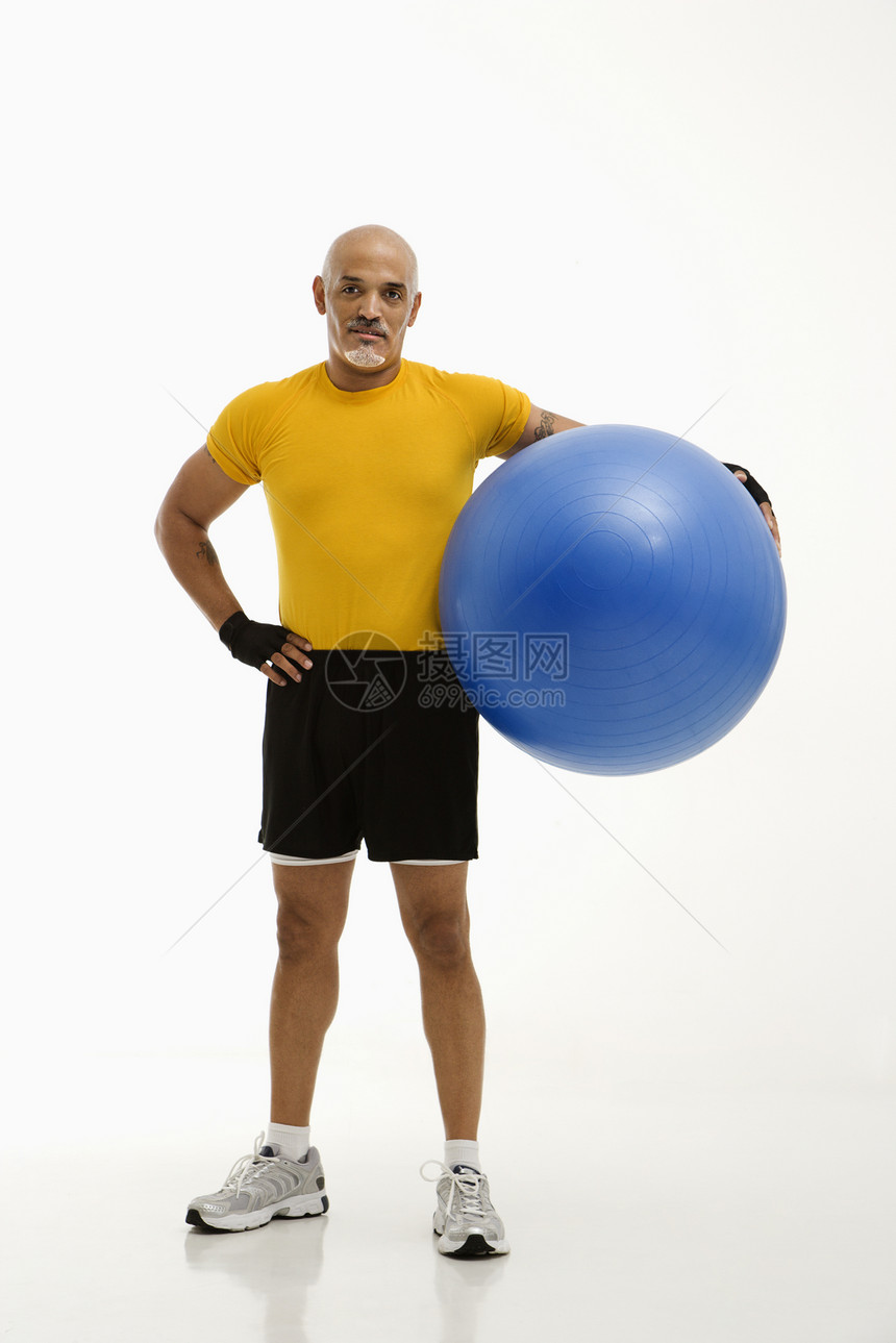 男人握着锻炼球图片