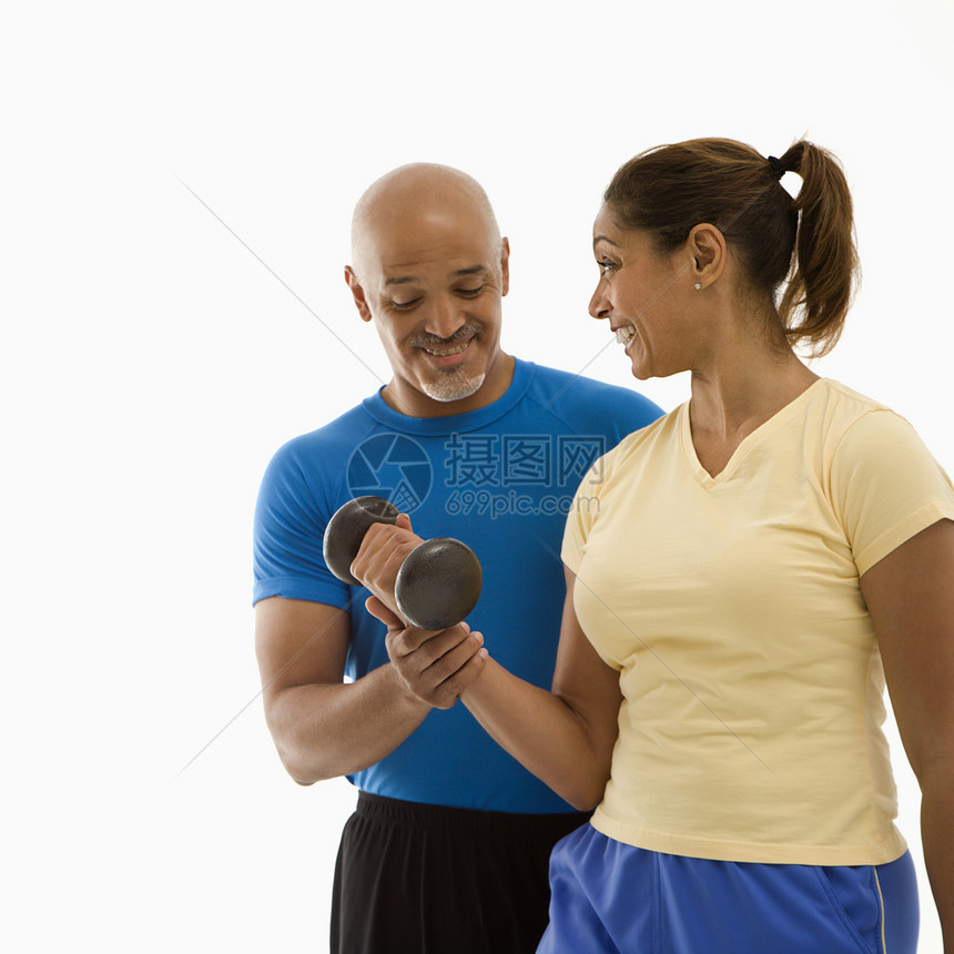 女人和男人的锻炼男子私人教练哑铃举重两个人中年设备运动服正方形图片