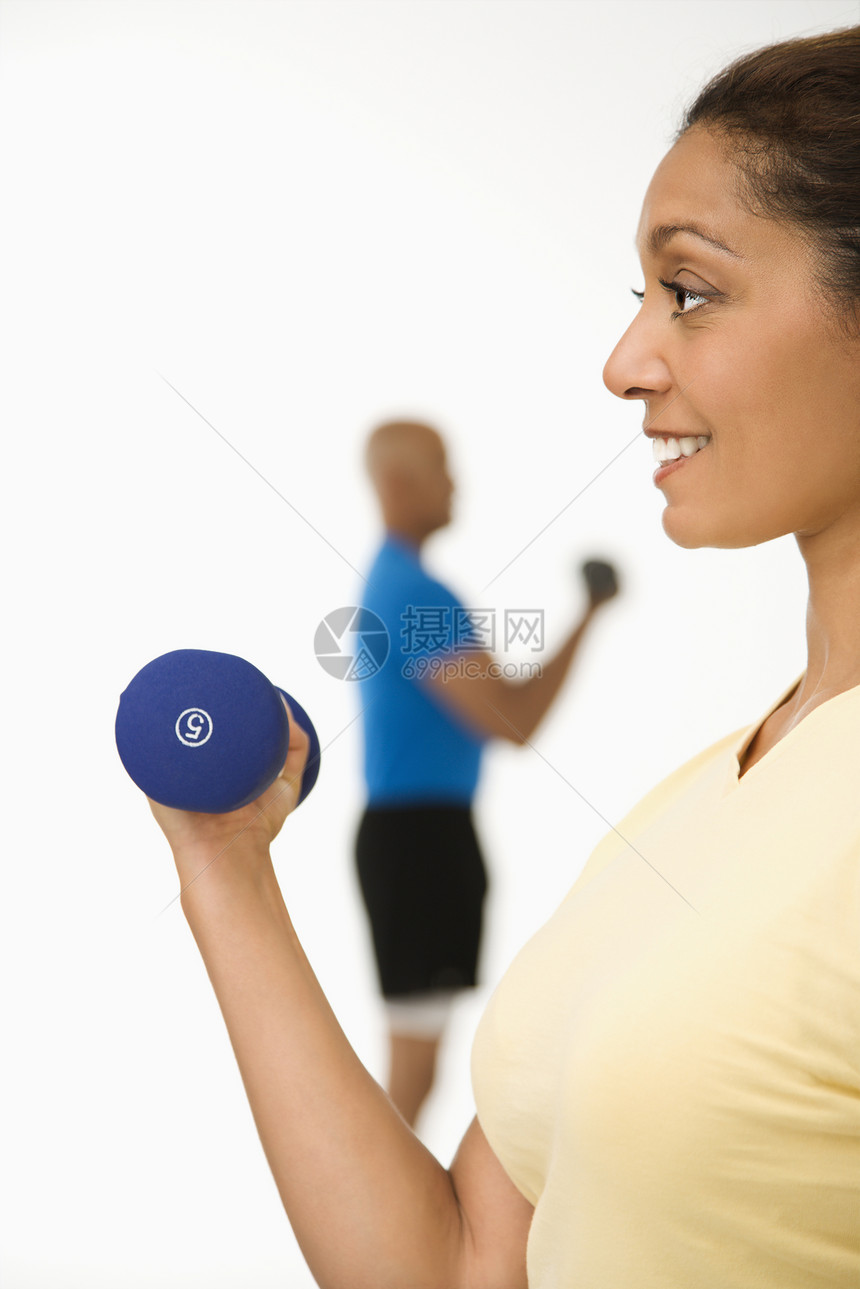 女人用哑铃锻炼男子中年人举重身体素质设备中年女性男性微笑娱乐图片