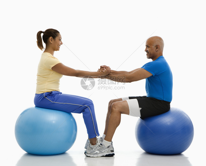 男人和女人的锻炼中年人水平平衡男子两个人娱乐男性健身器材女士图片