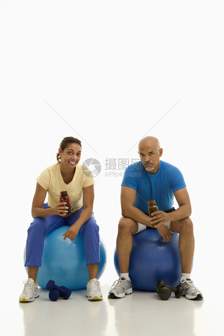 两个人休息男人中年女性设备男子运动微笑身体素质运动服力量图片