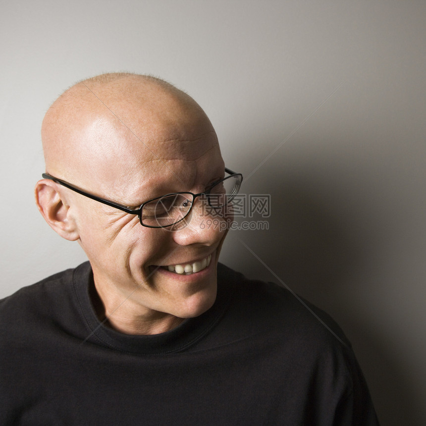 微笑的男人成人眼镜正方形男性中年人图片