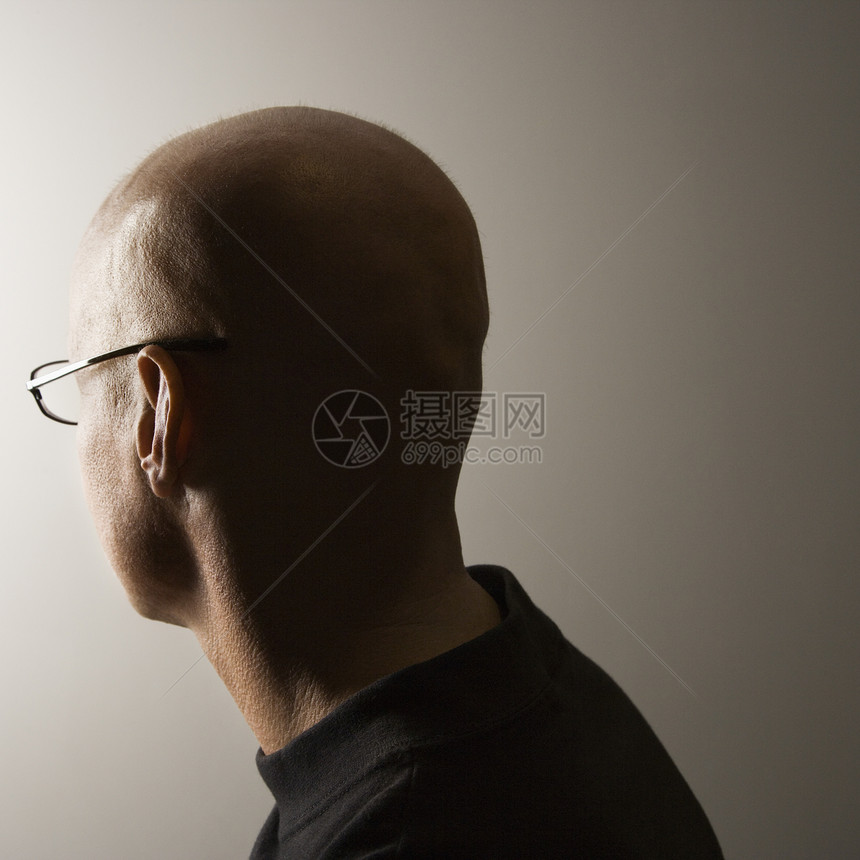 后脑勺的人头男性成人中年人眼镜男人正方形图片