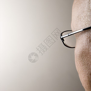 后脑勺的人头正方形成人男人男性眼镜中年人背景图片