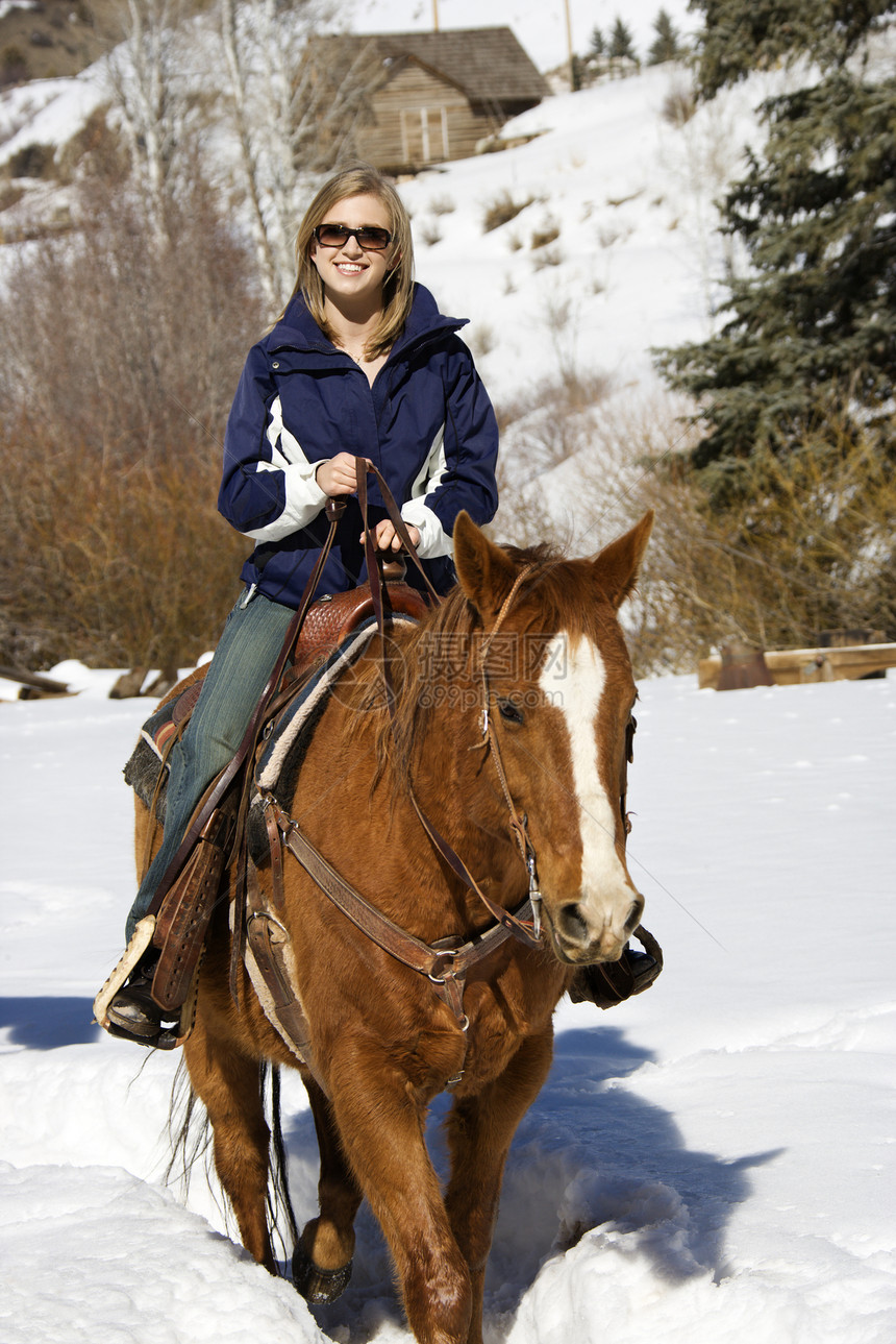 女人骑马在雪地上图片