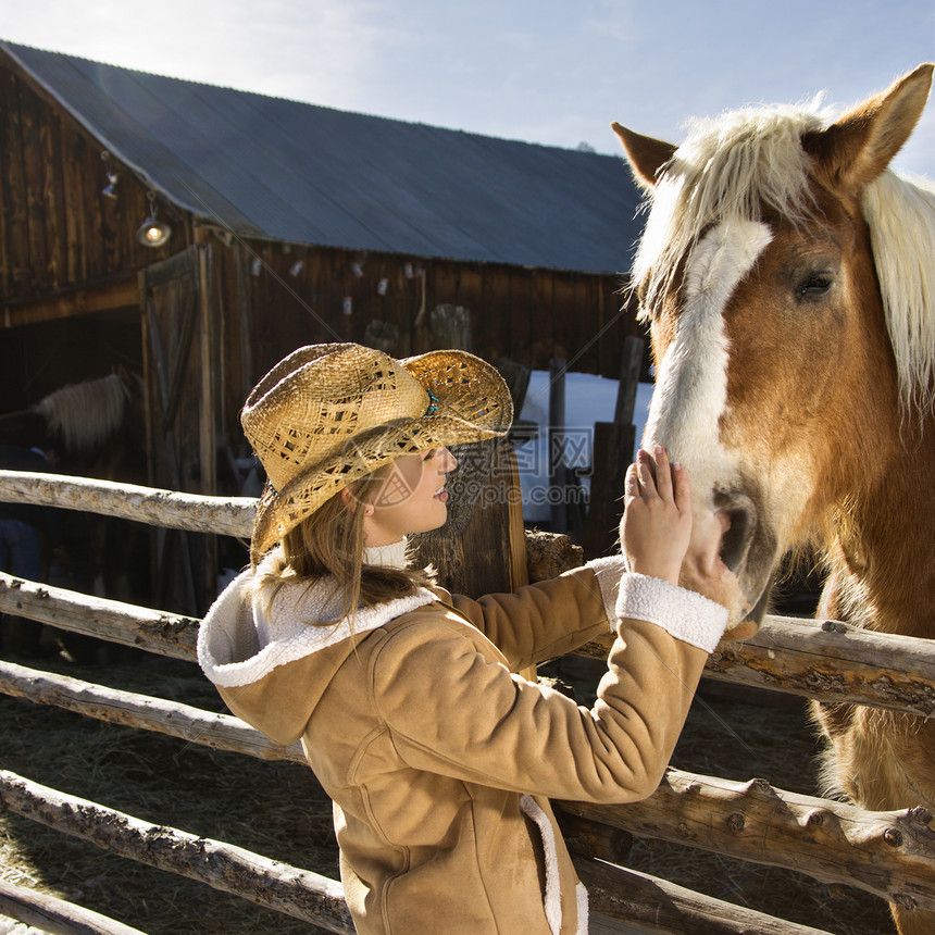 爱抚马的女人成年牛仔牧场闲暇女士女性马术正方形帽子马匹图片