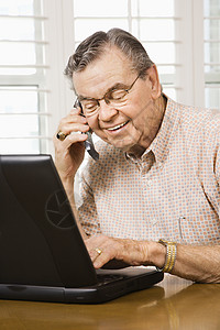 带笔记本电脑的成熟男人成人男性成年人闲暇技术上网老人电话背景图片