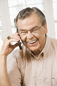 听手机的成熟男人男性老人成人电话眼神成年人背景图片
