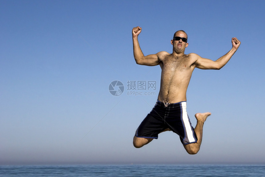 跳跃喜悦跑步力量运动员运动身体蓝色男性空气活力图片