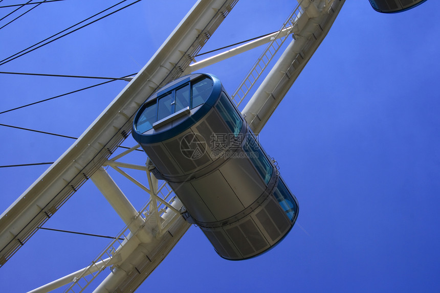 新加坡飞轮车轮街道传单蓝色天空图片