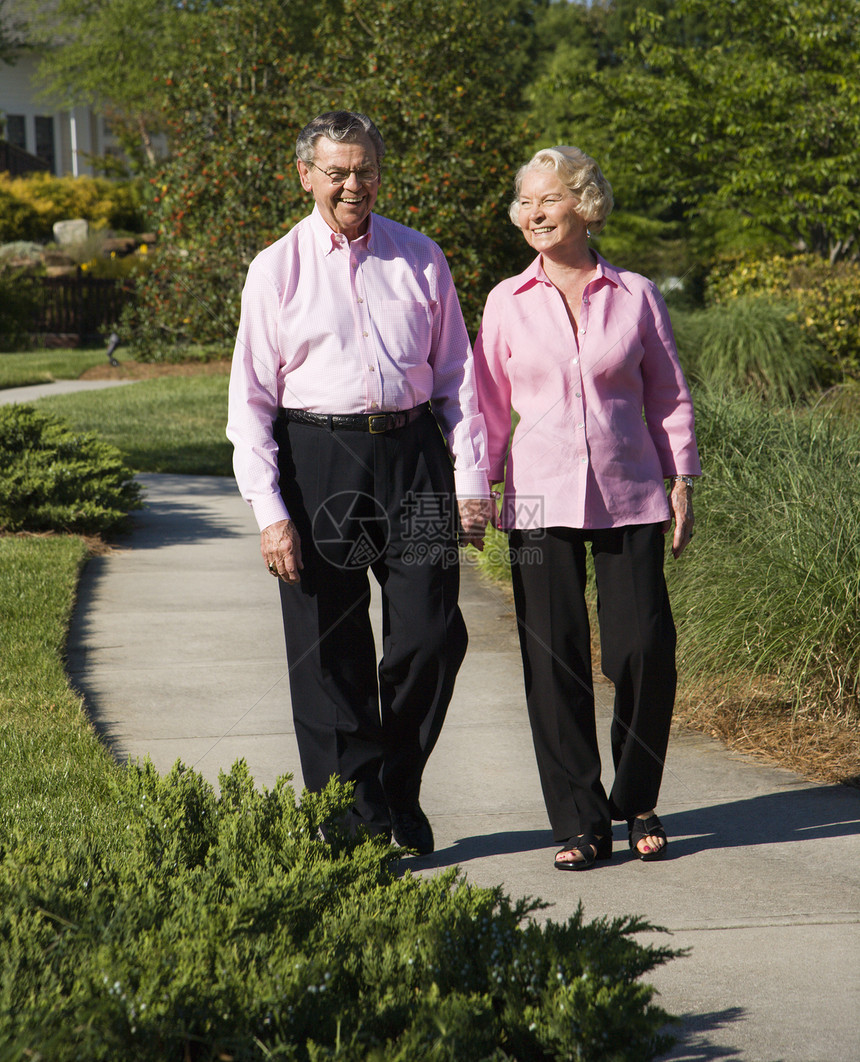 双胞胎走路女士成人两个人男性夫妻闲暇妇女老年男人老人图片