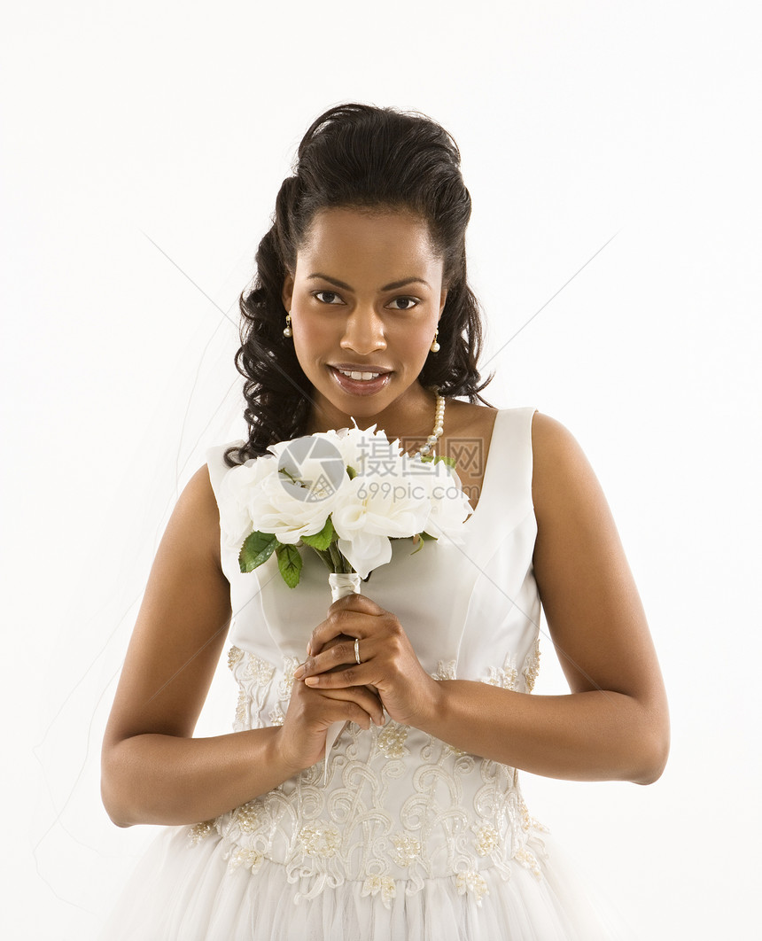 新娘拿着花束幸福女性女士花朵裙子成人婚礼眼神婚姻中年图片
